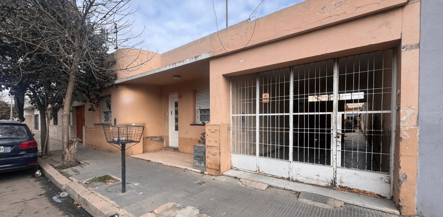 Complejo con casa principal y dos departamentos en Alberdi