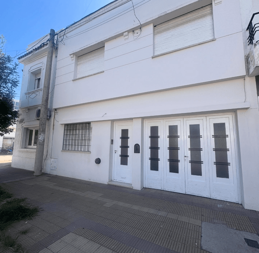 Vivienda compacta con dos dormitorios y cochera