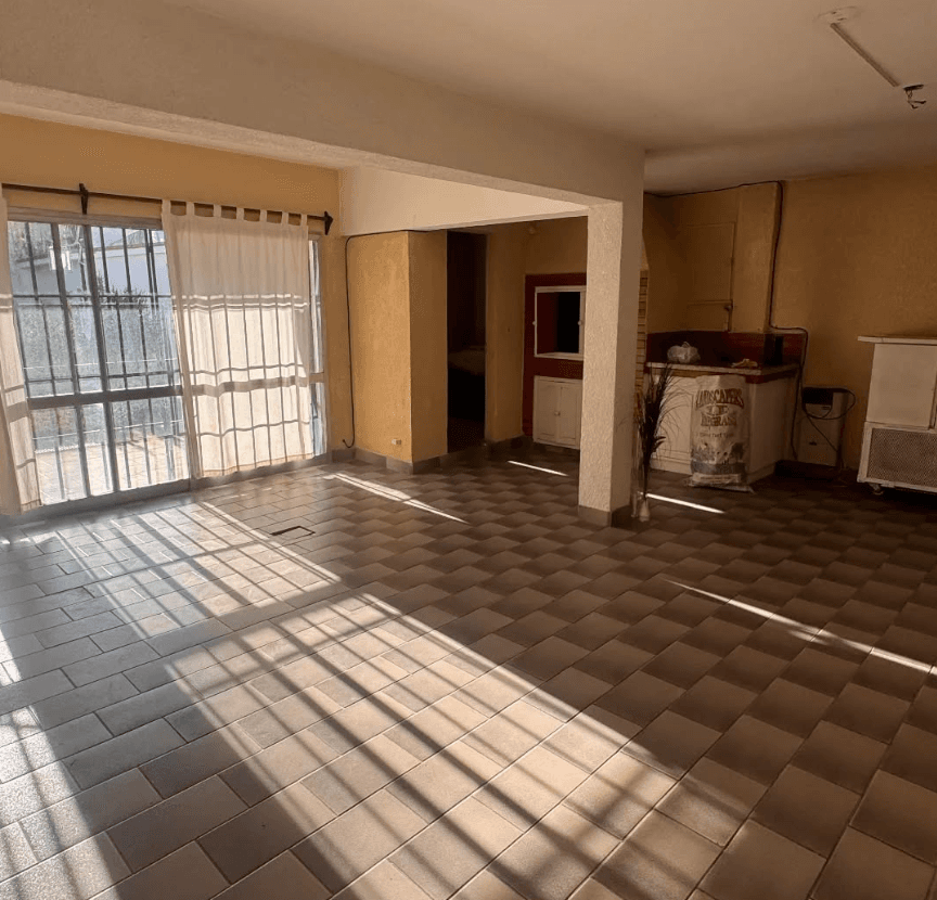 Casa amplia con tres habitaciones y quincho